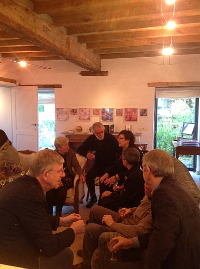 Een groep op bezoek in het atelier van Katy De Bock